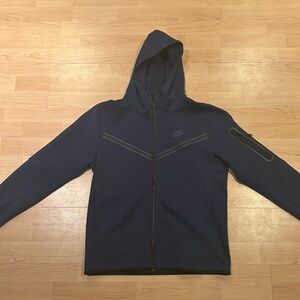 Selling this Nike tech hoodie in a Navy color way; Size is Large only worn twice